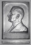 828151 Afbeelding van de bronzen plaquette ter herinnering aan Dr. C.D. Cramer, geneesheer-directeur van het ...